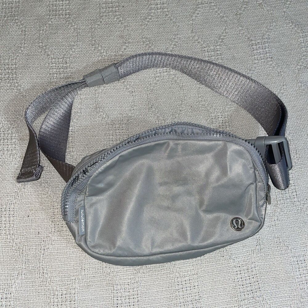 Lululemon Women’s Fanny Pack Size 9x6x2 Silver Gray Going Out Party Shopping